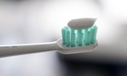 Электрическая зубная щётка xiaomi mi ultrasonic toothbrush оценивается в 29 долларов